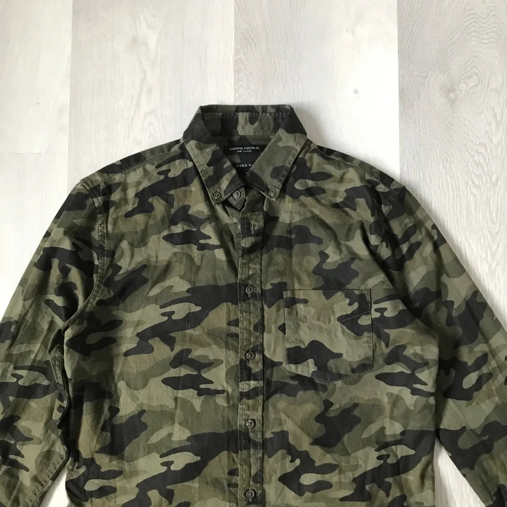 BANANA REPUBLIC CAMO POPLIN GREEN BUTTON UNTUCKED SHIRT MENS MEDIUM